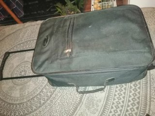 Maleta de viaje negra con ruedas
