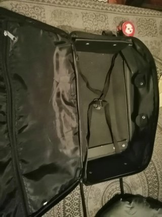 Maleta de viaje negra con ruedas