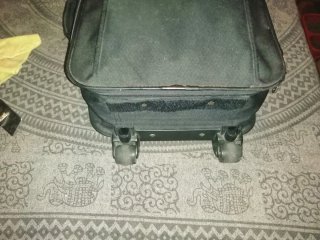 Maleta de viaje negra con ruedas