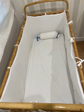 Cuna de mimbre con ruedas