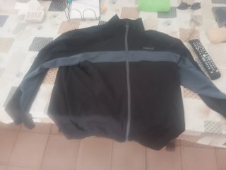 Chaqueta deportiva negra y gris