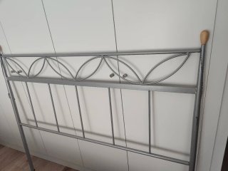 Cabecero de forja plateado con detalles de madera