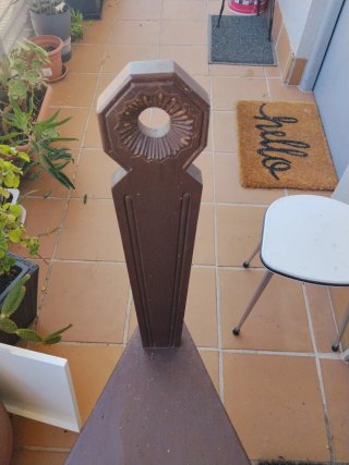 Silla antigua de madera tallada