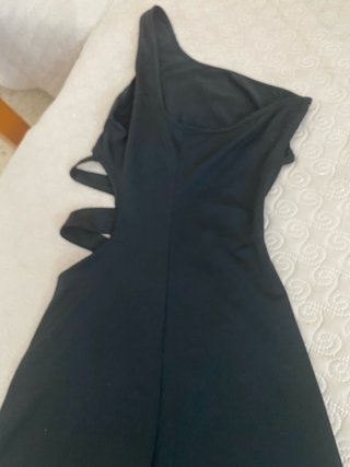 Mono deportivo negro con una tirantes