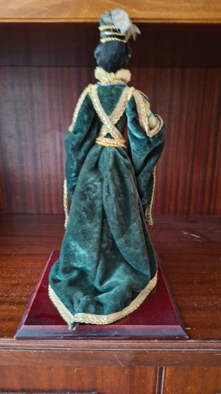 Muñeca porcelana colección Elvira Siglo XVI