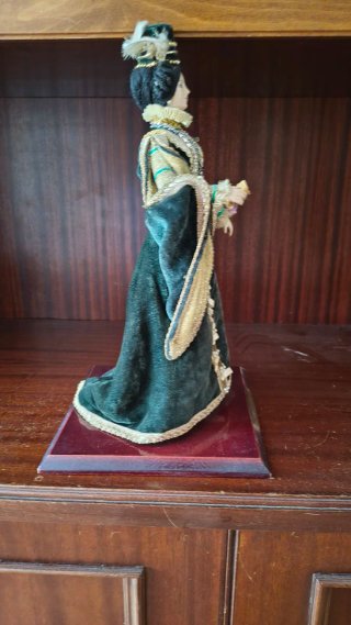 Muñeca porcelana colección Elvira Siglo XVI