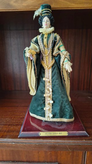 Muñeca porcelana colección Elvira Siglo XVI