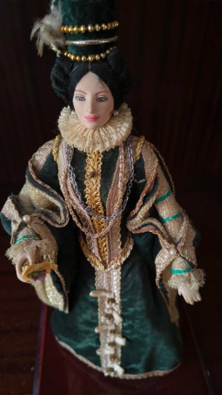 Muñeca porcelana colección Elvira Siglo XVI