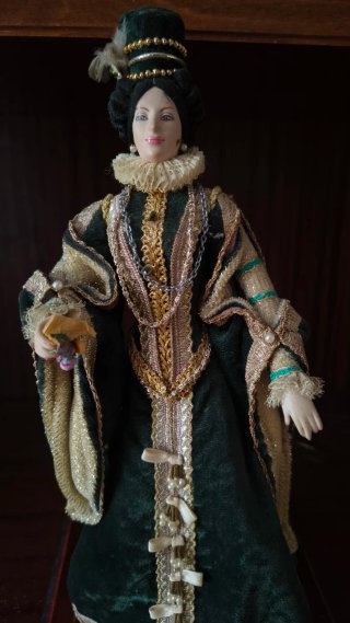 Muñeca porcelana colección Elvira Siglo XVI