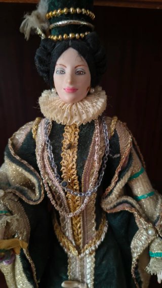 Muñeca porcelana colección Elvira Siglo XVI