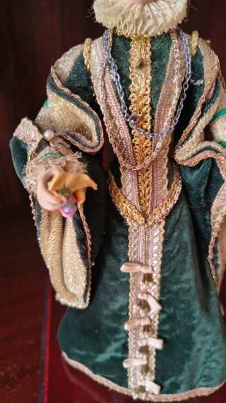 Muñeca porcelana colección Elvira Siglo XVI