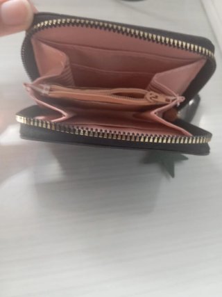 Billetera negra con corazones rosas y blancos