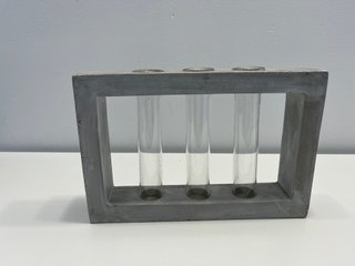 Vaso decorativo Zara Home con tre provette in vetro e cemento