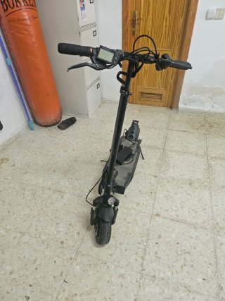 Bicicleta de montaña y patinete eléctrico