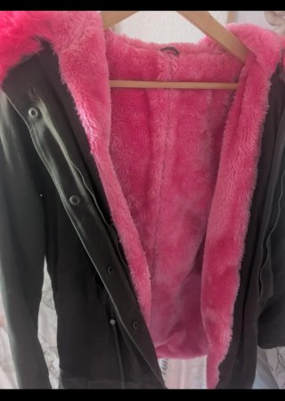 Abrigo verde con cuello rosa fucsia