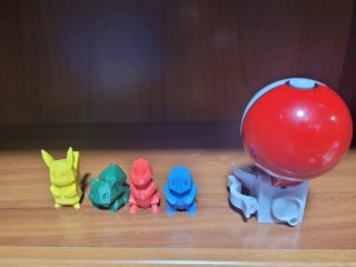 Poké Ball y figuritas Pokémon