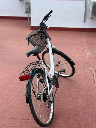 Vendo bonita Bicicleta urbana con cesta negociable