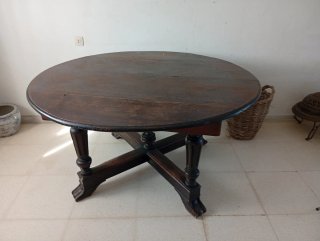 Mesa redonda con pie de caoba