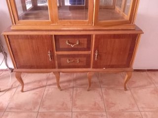 Mueble vitrina de madera y cristal