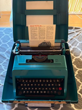 Máquina de escribir Olivetti Studio 45 con estuche