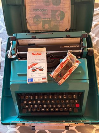 Máquina de escribir Olivetti Studio 45 con estuche