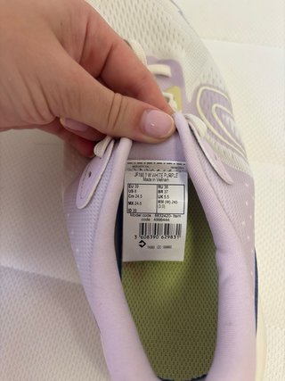 Zapatillas de correr blancas y moradas