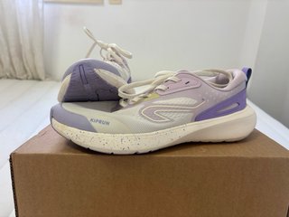 Zapatillas de correr blancas y moradas
