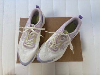 Zapatillas de correr blancas y moradas