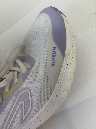 Zapatillas de correr blancas y moradas