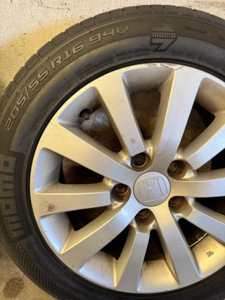 Llanta Honda 16 con neumáticos