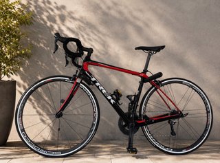 Bicicleta de carretera Trek de carbono