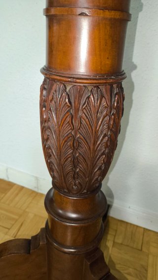 Perchero madera maciza tipo caoba apliques  laton