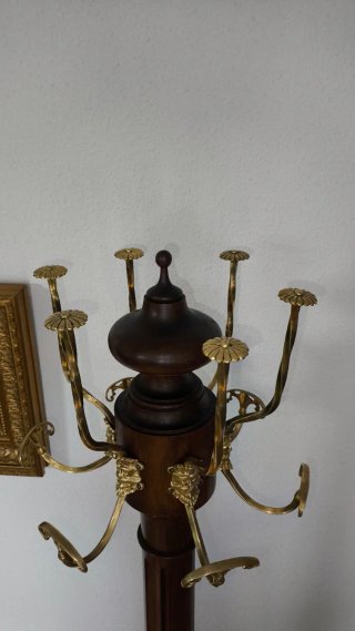 Perchero madera maciza tipo caoba apliques  laton