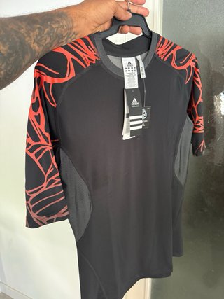 Camiseta Adidas Negra y Roja Techfit