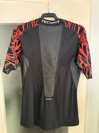 Camiseta Adidas Negra y Roja Techfit