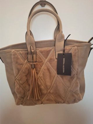 Bolso Beige con Detalle Peludo