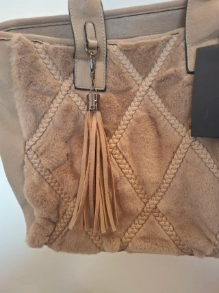 Bolso Beige con Detalle Peludo