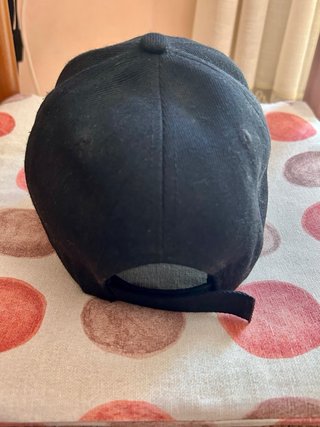 Berretto nero con croce bianca