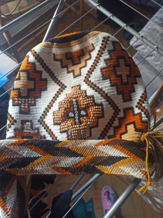 Bolso artesanal Wayuu beige y naranja