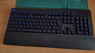 Teclado Gaming RGB Logitech G213 (falta pata)