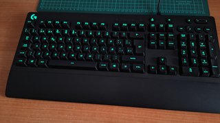 Teclado Gaming RGB Logitech G213 (falta pata)