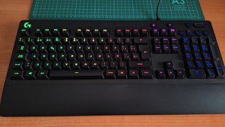 Teclado Gaming RGB Logitech G213 (falta pata)
