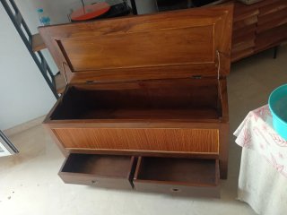 Baúl de madera con cajones