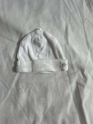 2 Gorritos para prematuros y 3 pares de calcetines