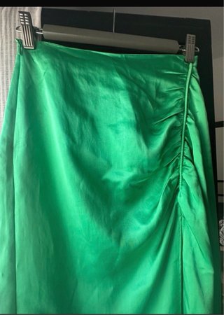 Falda Zara verde con abertura