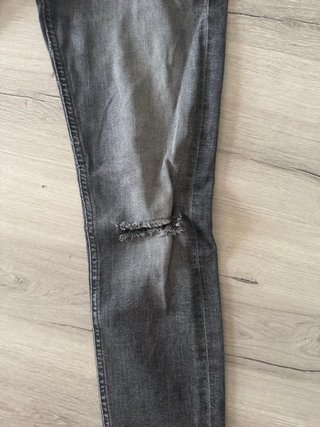 Vaqueros Calvin Klein grises desgastados