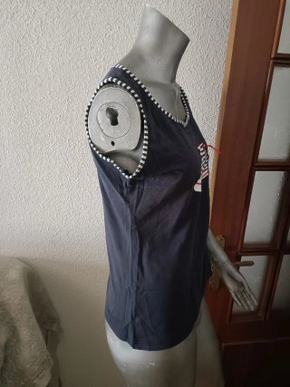 Camiseta sin mangas bordada deportiva