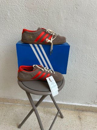 Zapatillas Adidas Marrones y Rojas