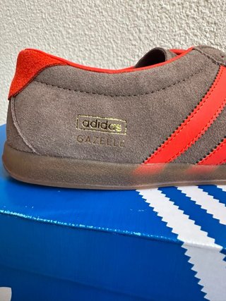 Zapatillas Adidas Marrones y Rojas