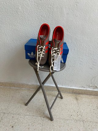 Zapatillas Adidas Marrones y Rojas